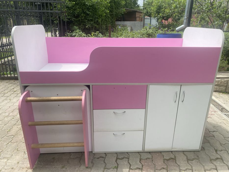 Ліжко дитяче трансформер,зі шафою,шухлядами та столиком.
