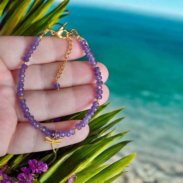 Pozłacana bransoletka z naturalnym kamieniem jade ametystowy.