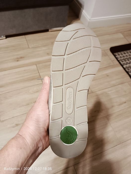 Nowe sportowe buty koloru szarego