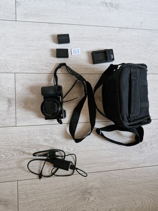 Aparat Sony Alpha 6000 z wymienną optyką + akcesoria