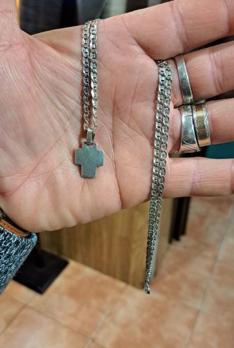 Fios correntes  em prata contrastada.