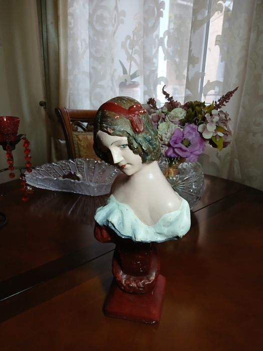 Статуєтка девушки бюст  19 века