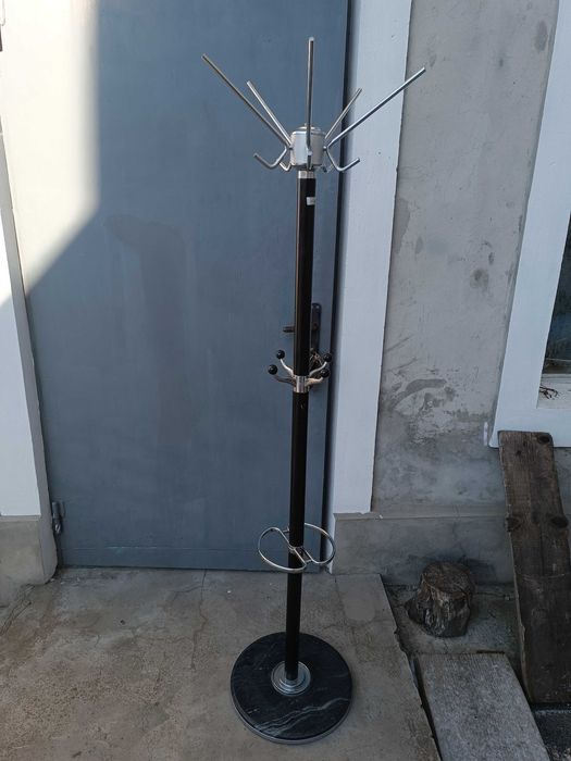 Вішалка для одягу. Металева, з мармуровою основою