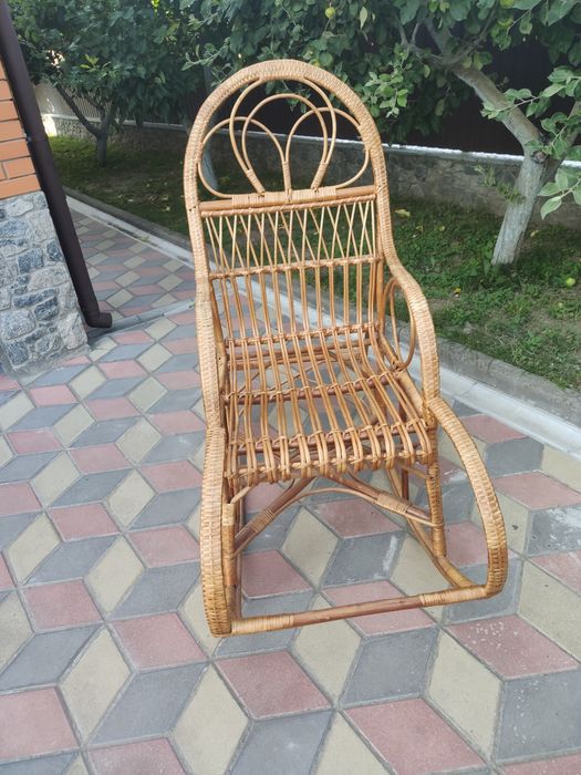Продам плетене крісло-гойдалку з лози