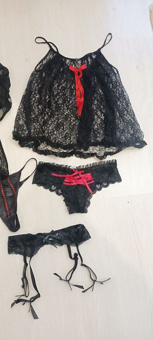 Гарний еротичний набір.Боді, трусики,пенюар,пояс для панчіх