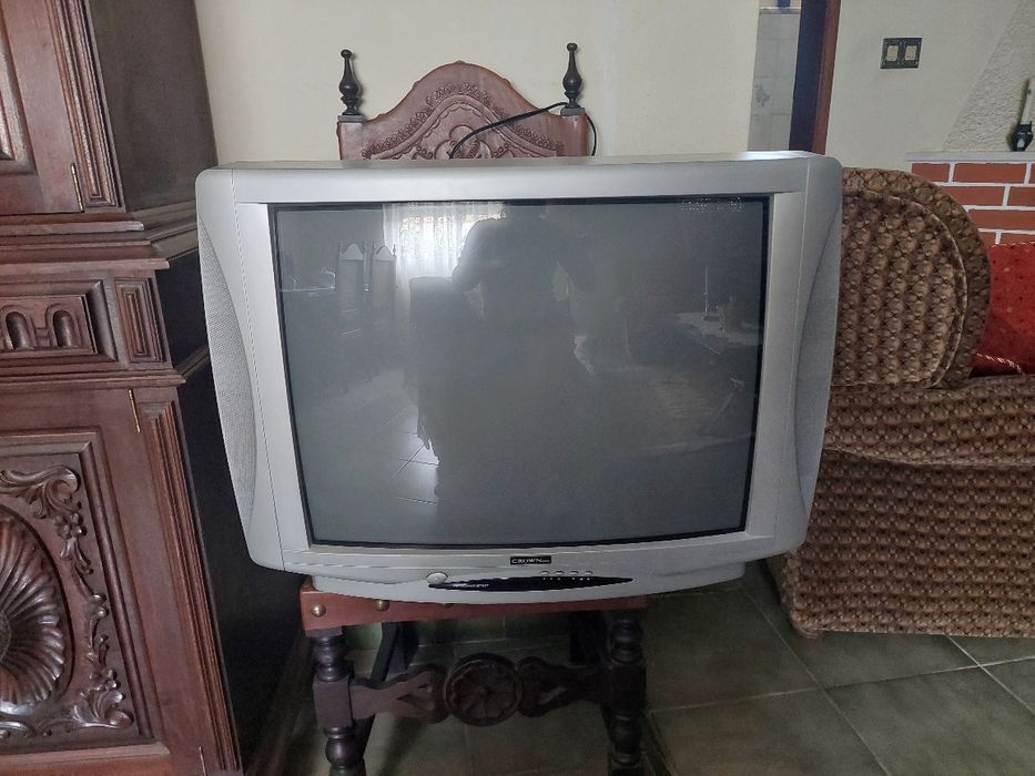 Televisão antiga a funcionar bem