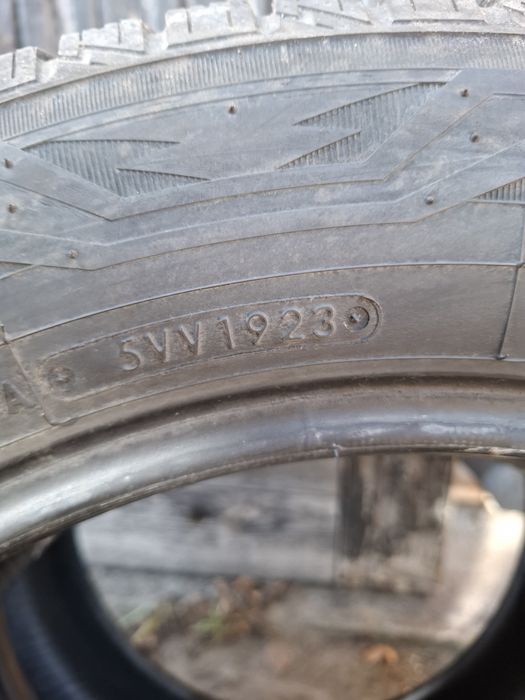 Dwie opony zimowe 215/60/17C