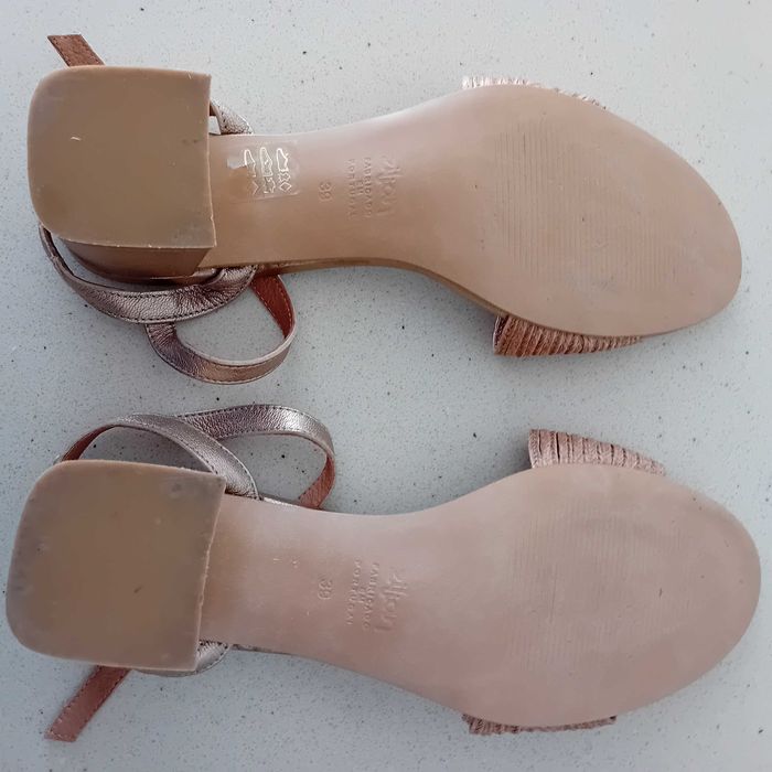 Sandálias senhora douradas da Zilian, nº 39, com salto de 6,3 cm.