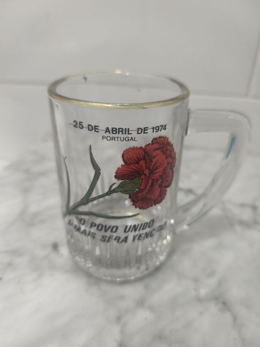 Caneca 25 de abril - o povo unido jamais será vencido