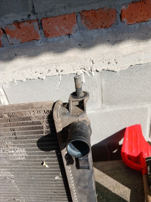 Продам радіатор охолодження нісан прімастар  100