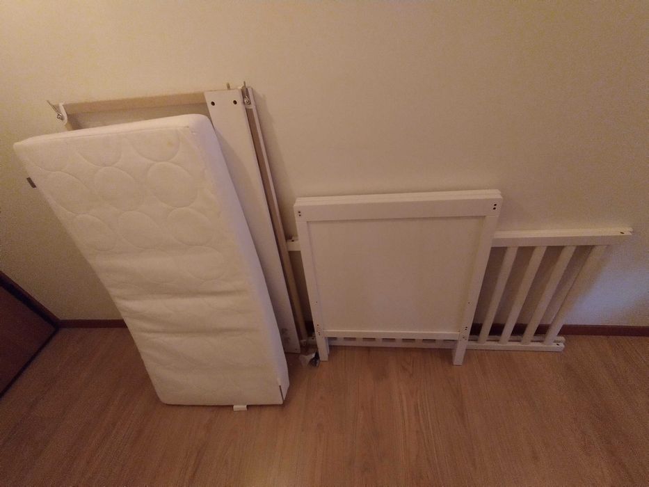 Vende-se cama + colchão + cobertura Ikea em branco