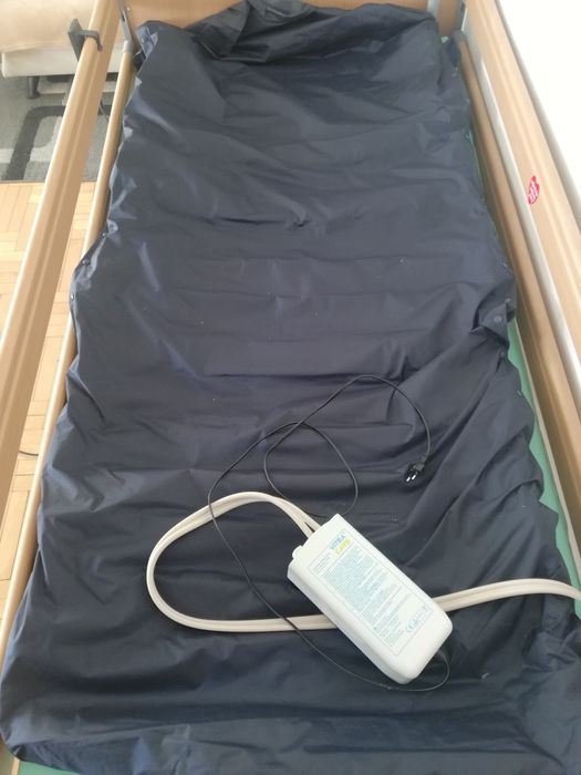 Materac pneumatyczny  przeciwodleżynowy z pompą 140kg.