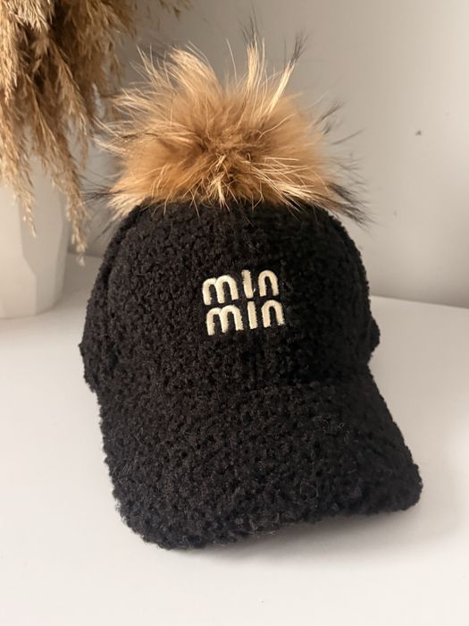 Czapka  z pomponem MinMin nowa czarna futerko