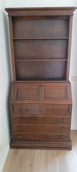 Escrivaninha + estante em madeira de  castanho maciço bem preservados.