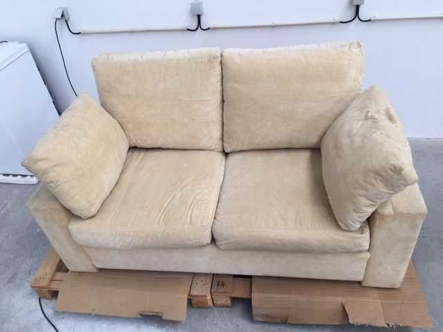 Sofá de dois lugares