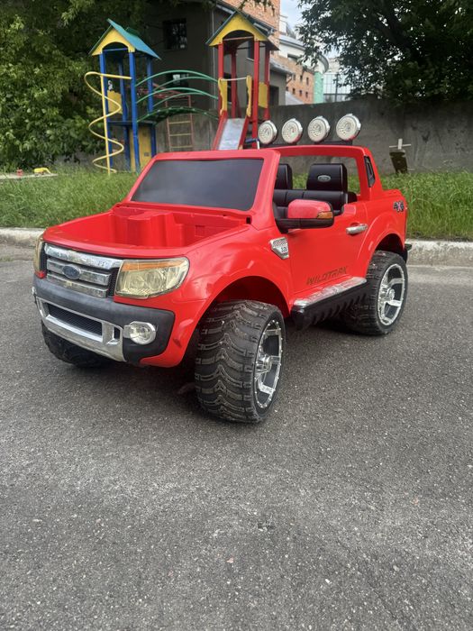 Дитячий електромобіль