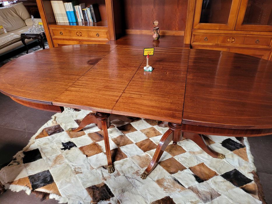Mesa de sala em madeira - extensível - O tampo apresenta marcas de us
