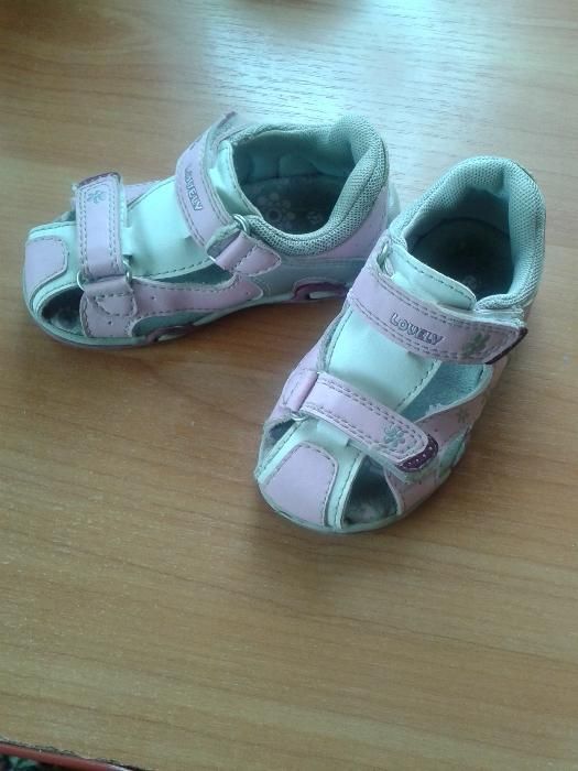 Открытые кроссовки LOVELY на липучке. Стелька 13, 5 см.