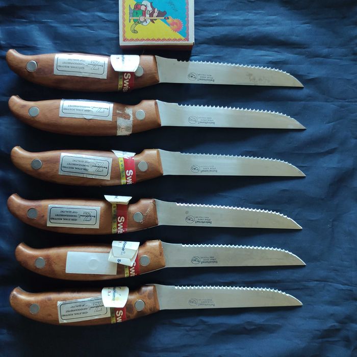 Столові прибори ножі виделки ложки