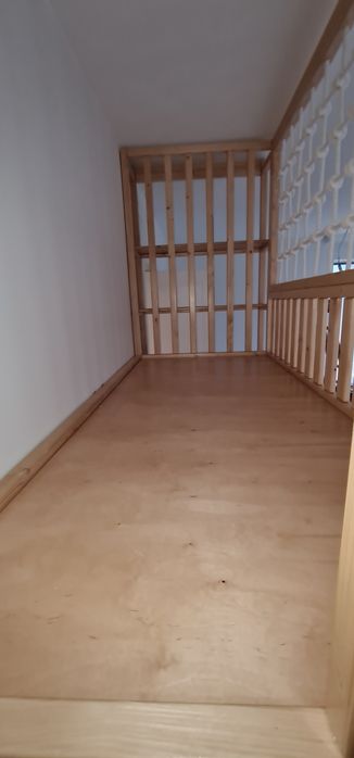 Łóżko piętrowe drewniane lakierowane z siatka i regałem