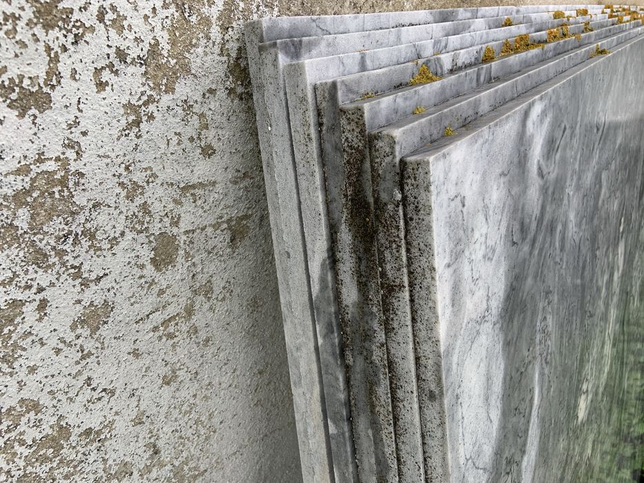 Placas de mármore rosa e cinza