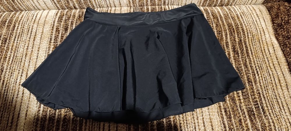 Sprzedam spódniczkę krótką z elastycznego materiału sportowa