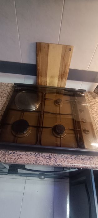 Placa de fogão Teka gás e eléctrica, com tampa de vidro