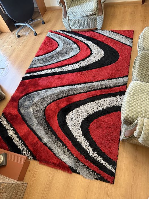 Tapete de sala grande e felpudo em excelente estado