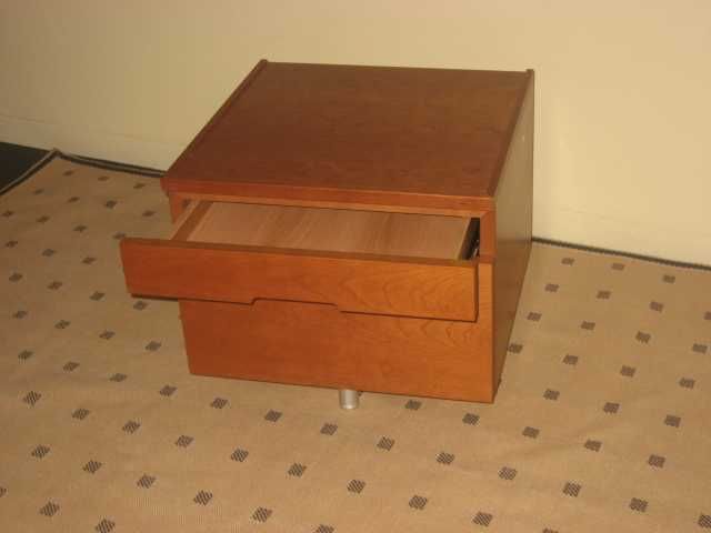 STOCK OFF: Mesa de cabeceira em cerejeira com gaveta marca Molteni