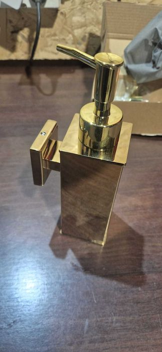 Dozownik mydła ścienny Złoty, metalowy