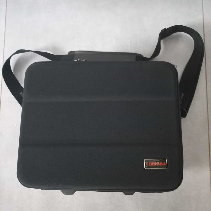 Torba na laptopa twarda marki Toshiba