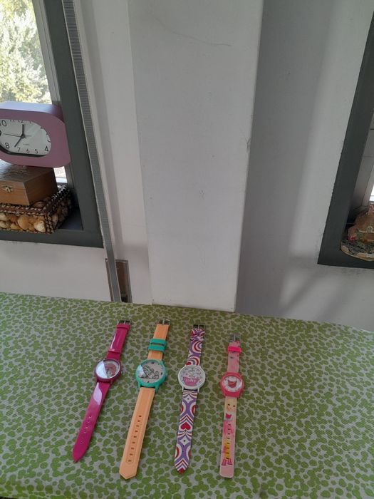 Vendo Quatro Relógios muito bonitos como novos