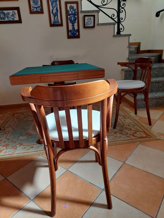 Mesa de jogo em mogno com tampo de feltro verde, com duas gavetas e 4 cadeiras.  Usada , mas em óptimo estado. Dimensões  -  tampo 80x80cm, alt.74 cm.