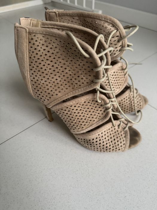 Letnie wiązane botki 37
