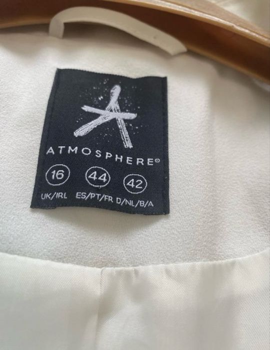 Піджак класичний на ґудзиках двобортний білий