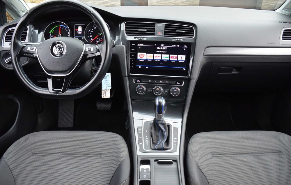 Volkswagen e-Golf      2018