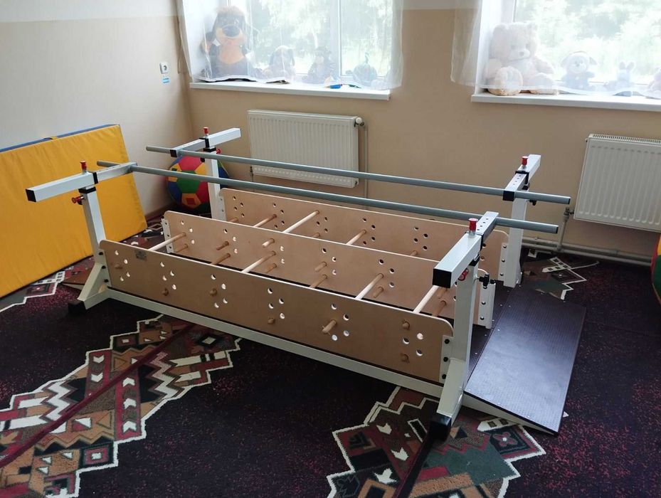 Тренажери: бруси, сходи для відновлення навиків ходьби, масажні столи