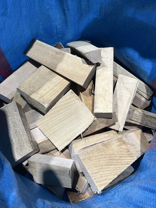 Drewno bukowe suche klocki odpadowe workowane