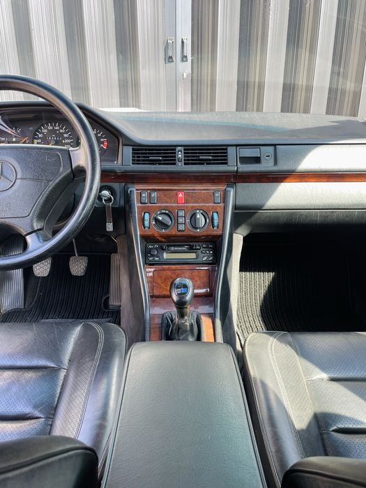 Mercedes-Benz E 200 — fotografia 8