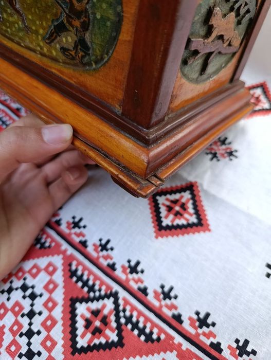 Дерев'яна вінтажна різьблена скринька, шкатулка