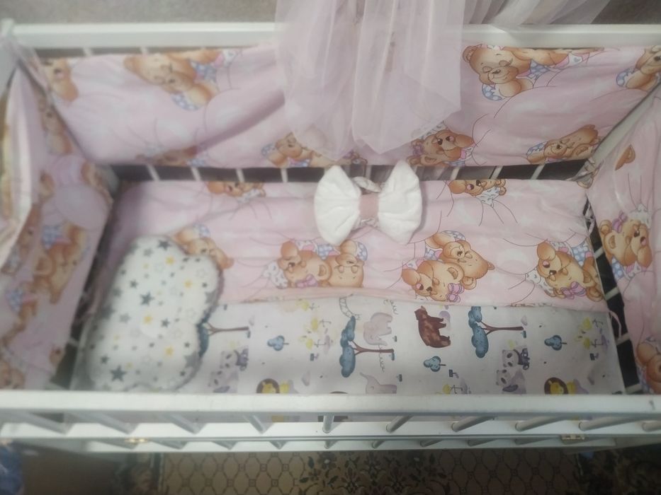 Дитяча кроватка з маятником