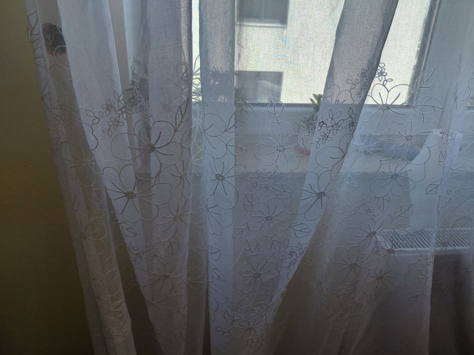 Firanka z delikatnym wzorem wys 270 szer 480