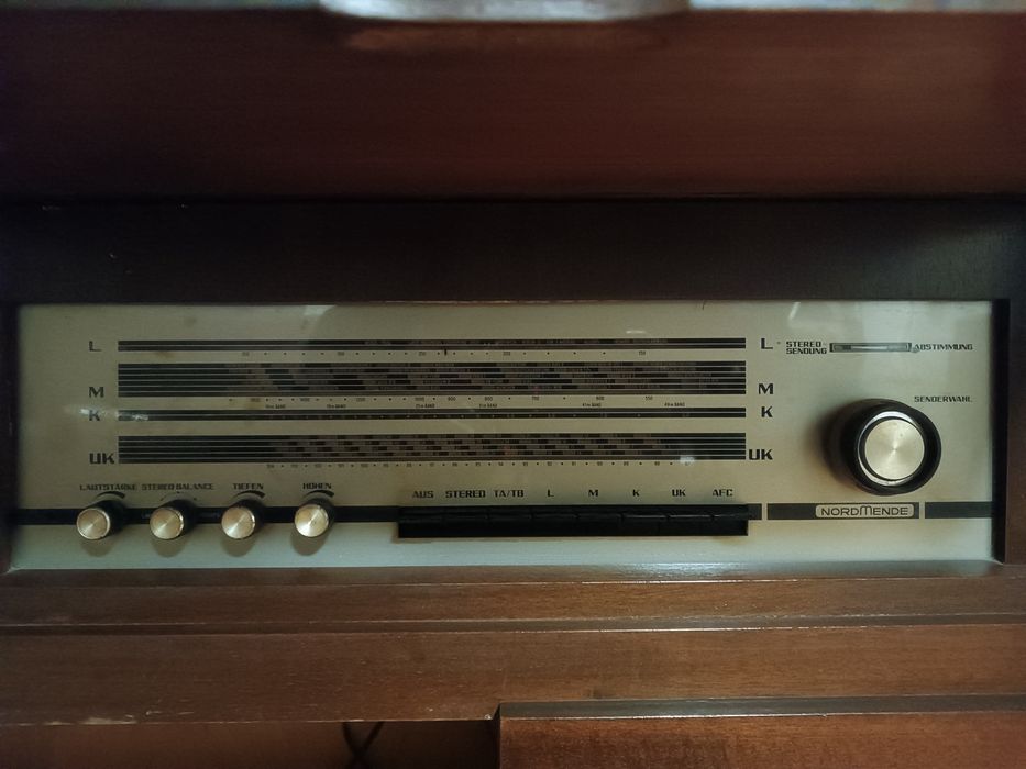 Móvel antigo com giradiscos e rádio