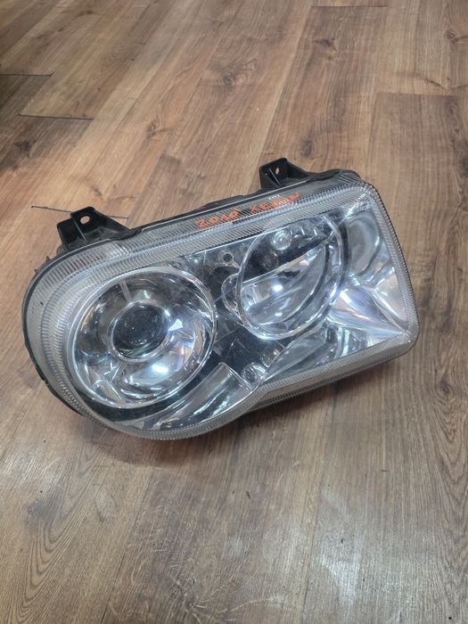 Chrysler 300C lampa przednia prawa xenon.
