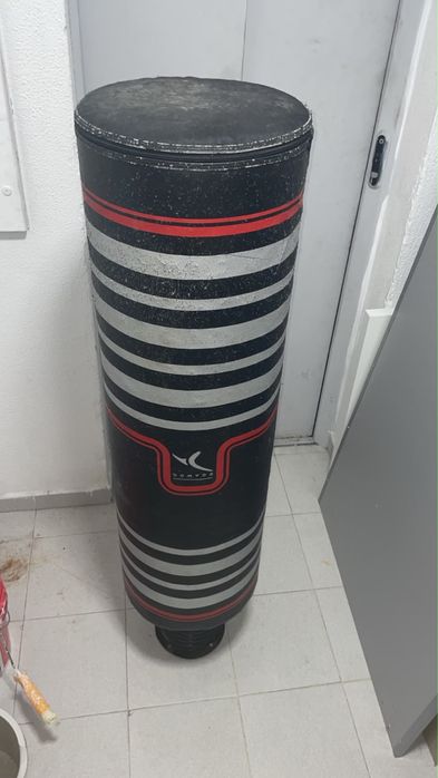 Vende saco de box com marcas de uso