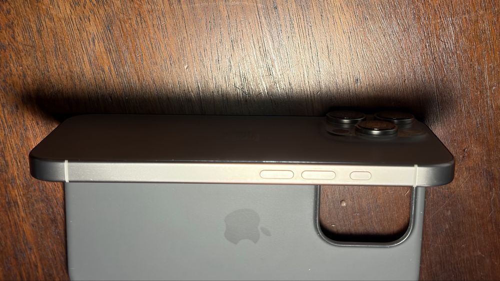 iPhone 16 Pro 128GB Titanium – Used, Minor Screen Scratches
