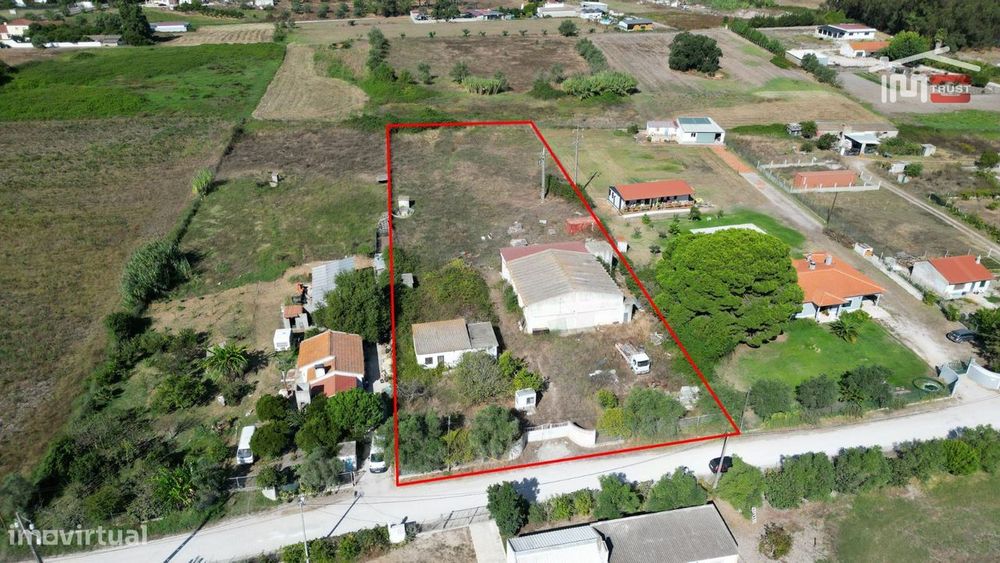 Armazém com Grande Potencial na Venda do Alcaide  Lote com 5.320 m²