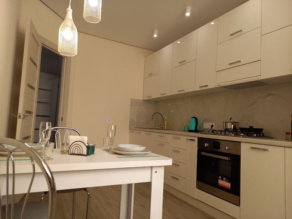 Яровиця, промінь, центр, паркомісце, кондиціонер