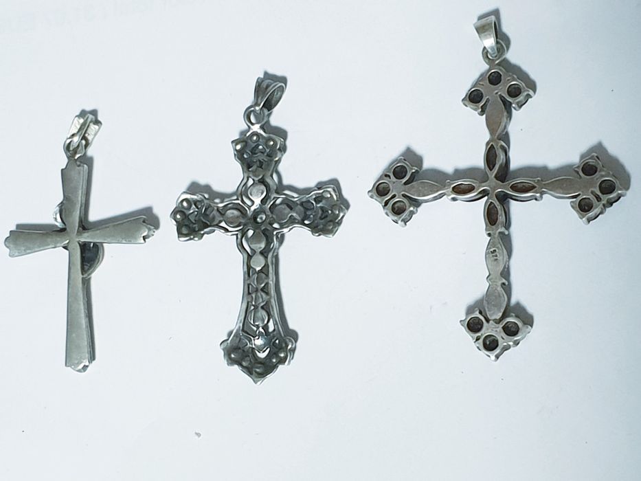 Lindos preciosos pendentes crucifixos vintage em prata e ouro