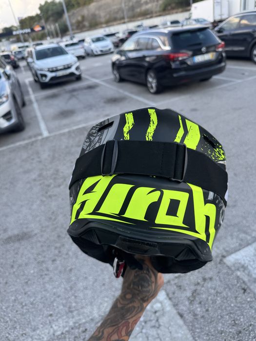 Capacete Airoh tamanho S  + oculos